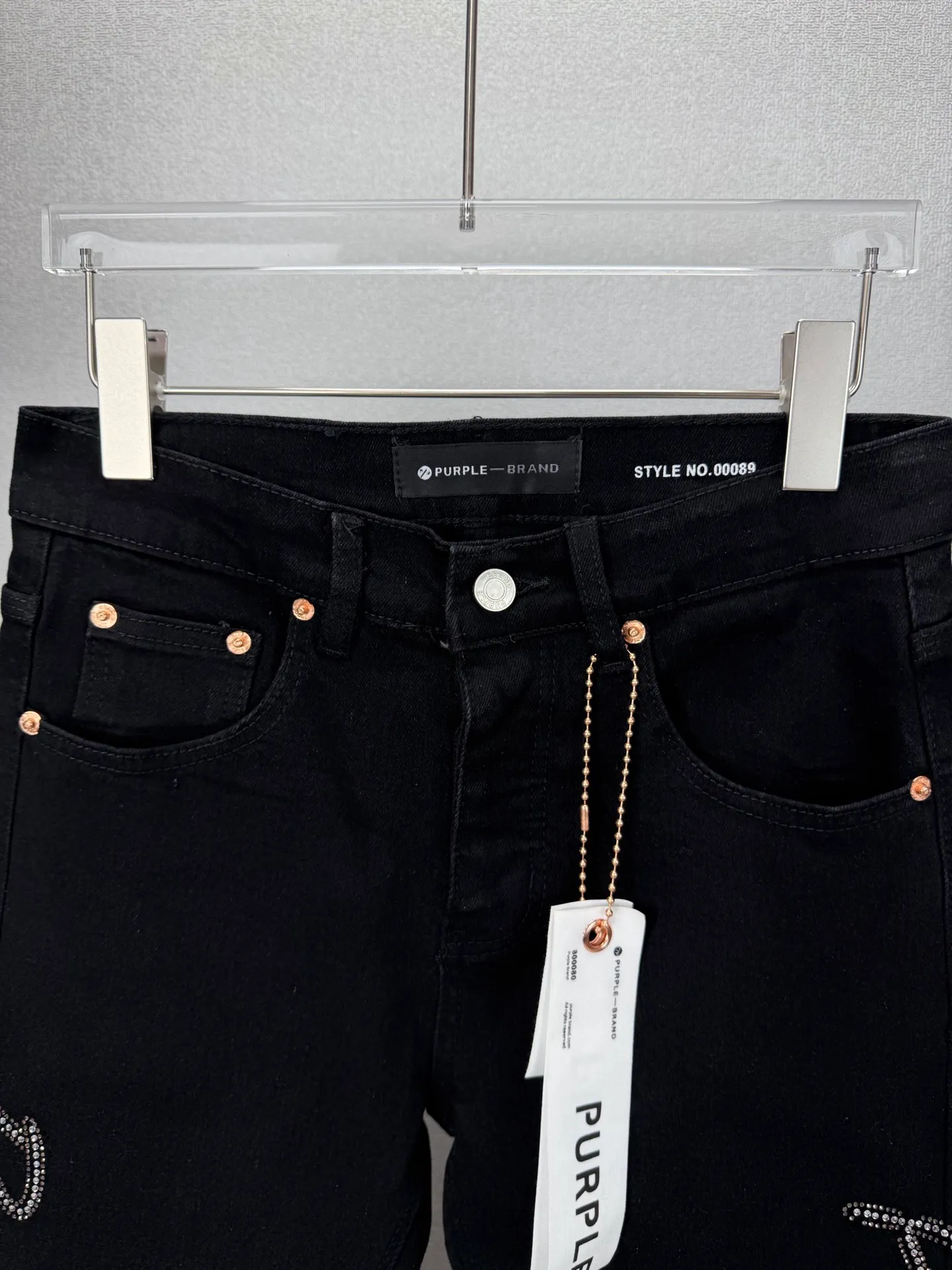 PURPLE BRAND 2026 New Arrival Couple Style Flared Loose Jeans with Diamond Letters on Both Sides High Version High Version Top Ceiling Quality Styles with different wash textures, very friendly to people with thin legs and thick legs. The loose version of the boot is very flattering to the leg shape. Moderate length that never goes out of style, easy to match with casual, basic styling for various styles, a must-have in the wardrobe! The fabric is stiff but also makes the upper body soft without losing texture. The washing process is even more perfect. It is a must-have item for everyone! ! ! Washed wheat, hang tag, pants label, three labels complete Color: Black Size: 28, 30, 32, 34, 36 (five sizes)
